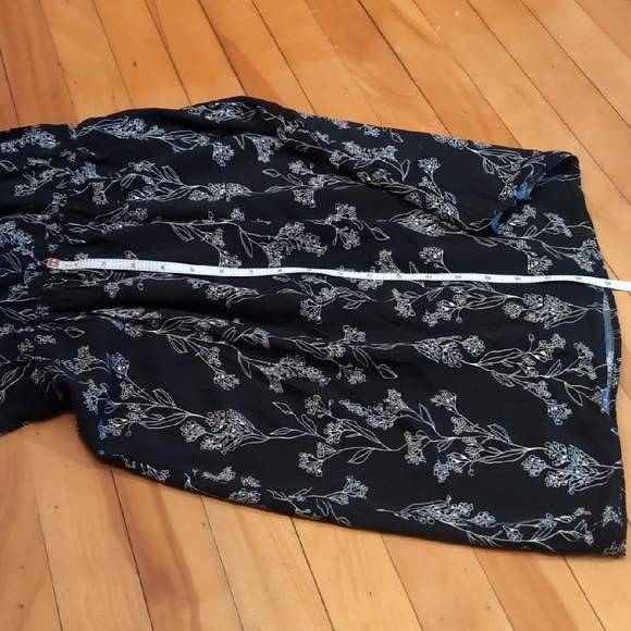 Chic Black Dress with Floral Design - Picture 7 of 9